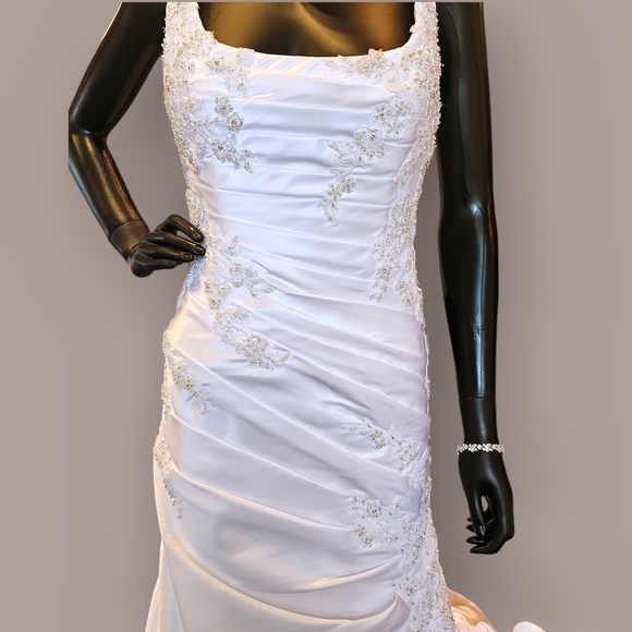 NWOT - Sophia Tolli White Fitted Bead Applique Wedding Gown - Picture 5 of 7
